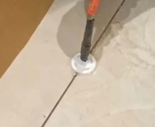 肥西瓷砖空鼓维修公司专业解答瓷砖在铺贴过程中，如果没有涂抹均匀到位的粘结材料（如水泥砂浆或瓷砖胶），可能会导致以下问题