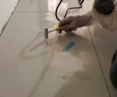 肥西瓷砖开裂维修公司专业分享瓷砖在铺贴前如果没有沥干水分，将会导致以下问题